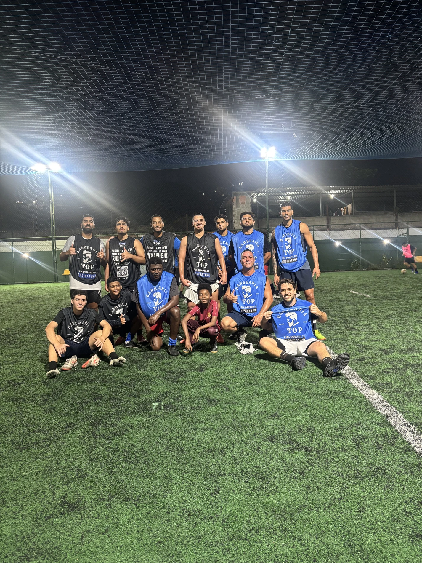 Assinantes da Barbearia TOP, incluindo criança, no futebol